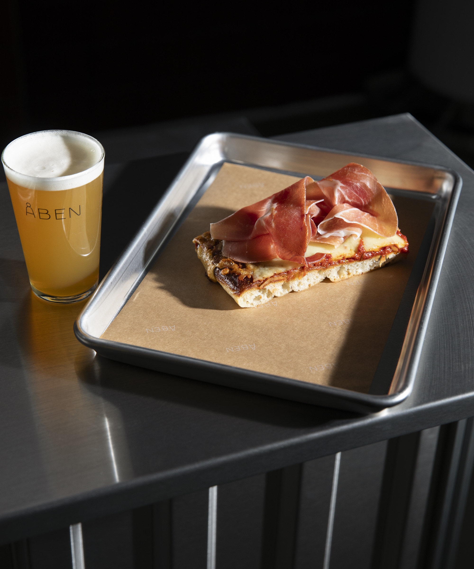 Pick any draft beer + pizza slice at ÅBEN in Copenhagen Airport – Live it up landside with awesome brews and American-style deep pan pizza